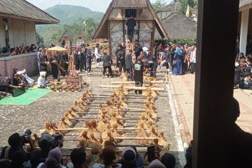 Salah satu ritual di Kasepuhan Cisungsang. Foto: Antara