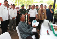 Pj Gubernur Banten, Al Muktabar menyaksikan penyaluran BLT BBM Subsidi. Foto: Biro Adpim Banten