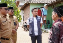 Wali Kota Cilegon, Robinsar meninjau air bersih. Foto Daeng Yusvin