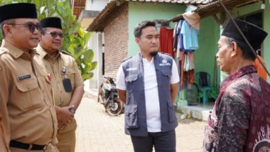 Wali Kota Cilegon, Robinsar meninjau air bersih. Foto Daeng Yusvin