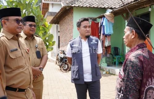 Wali Kota Cilegon, Robinsar meninjau air bersih. Foto Daeng Yusvin