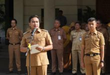 Wali Kota Cilegon, Robinsar memimpin apel perdana tahun 2026. Foto Daeng Yusvin