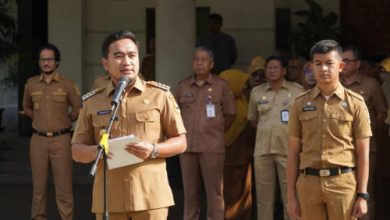 Wali Kota Cilegon, Robinsar memimpin apel perdana tahun 2026. Foto Daeng Yusvin