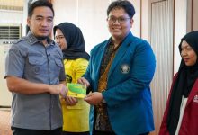 Wali Kota Cilegon, Robinsar secara simbolis menyerahkan beasiswa Cilegon juare. Foto Daeng Yusvin