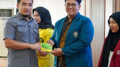 Wali Kota Cilegon, Robinsar secara simbolis menyerahkan beasiswa Cilegon juare. Foto Daeng Yusvin