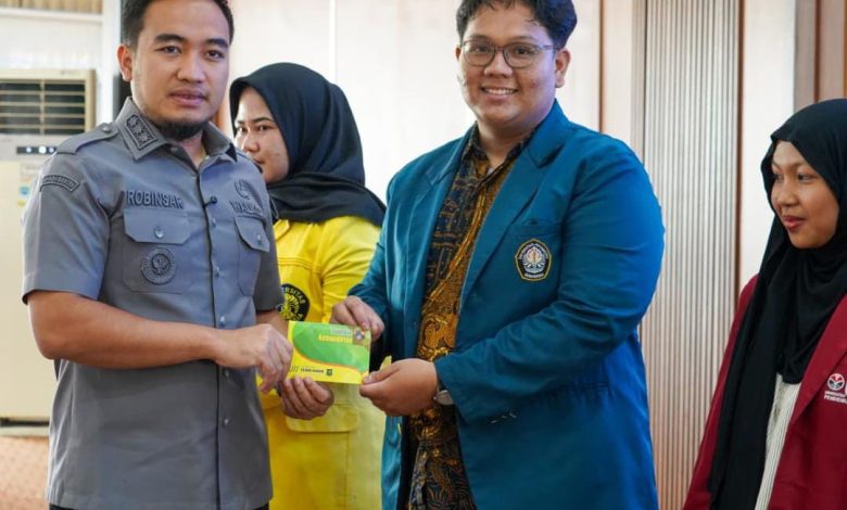 Wali Kota Cilegon, Robinsar secara simbolis menyerahkan beasiswa Cilegon juare. Foto Daeng Yusvin