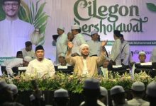 Wali Kota Cilegon, Robinsar bersama Habib Syech bin Abdul Qadir Assegaff. Foto Daeng Yusvin