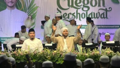 Wali Kota Cilegon, Robinsar bersama Habib Syech bin Abdul Qadir Assegaff. Foto Daeng Yusvin