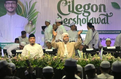 Wali Kota Cilegon, Robinsar bersama Habib Syech bin Abdul Qadir Assegaff. Foto Daeng Yusvin