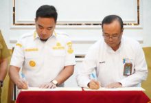 Wali Kota Cilegon, Robinsar dan I Nyoman Buda, Site Manajer PLN Suralaya teken MoU Program CSR. Foto Daeng Yusvin
