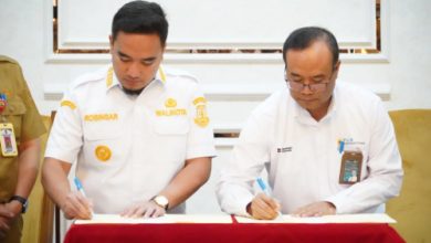 Wali Kota Cilegon, Robinsar dan I Nyoman Buda, Site Manajer PLN Suralaya teken MoU Program CSR. Foto Daeng Yusvin