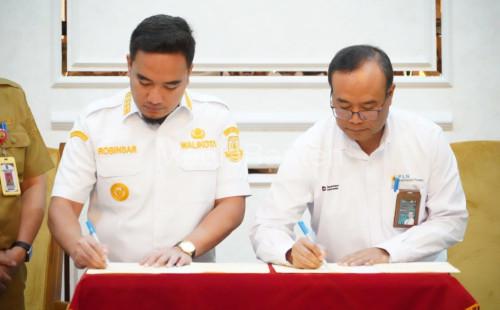 Wali Kota Cilegon, Robinsar dan I Nyoman Buda, Site Manajer PLN Suralaya teken MoU Program CSR. Foto Daeng Yusvin