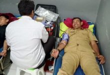 Wali Kota Cilegon, Robinsar memberikan donor darah di Puskesmas Grogol dalam program Dorayaki. Foto Daeng Yusvin