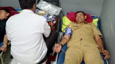 Wali Kota Cilegon, Robinsar memberikan donor darah di Puskesmas Grogol dalam program Dorayaki. Foto Daeng Yusvin