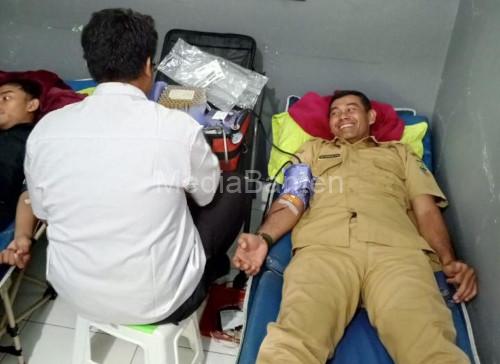 Wali Kota Cilegon, Robinsar memberikan donor darah di Puskesmas Grogol dalam program Dorayaki. Foto Daeng Yusvin