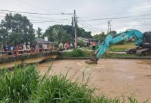 Wali Kota Cilegon, Robinsar mengerahkan 1 eksavator saat susuri lokasi banjir di Jombang. Foto Daeng Yusvin