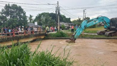 Wali Kota Cilegon, Robinsar mengerahkan 1 eksavator saat susuri lokasi banjir di Jombang. Foto Daeng Yusvin