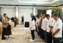 Wali Kota Cilegon, Robinsar mengukuhkan pengurus Forum CSR sisa masa bakti 2023 - 2028. Foto Daeng Yusvin