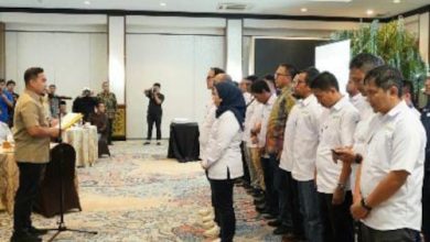 Wali Kota Cilegon, Robinsar mengukuhkan pengurus Forum CSR sisa masa bakti 2023 - 2028. Foto Daeng Yusvin