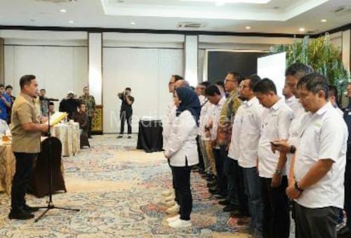 Wali Kota Cilegon, Robinsar mengukuhkan pengurus Forum CSR sisa masa bakti 2023 - 2028. Foto Daeng Yusvin