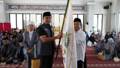 Robinsar, Wali Kota Cilegon dalam pelepasan kafilah Kota Cilegon. Foto Daeng Yusvin