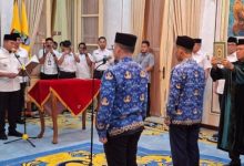 Wali Kota Cilegon, Robinsar melantik Sekretaris DPRD dan Inspektur Kota Cilegon. Foto Daeng Yusvin