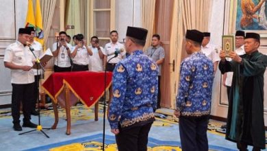 Wali Kota Cilegon, Robinsar melantik Sekretaris DPRD dan Inspektur Kota Cilegon. Foto Daeng Yusvin