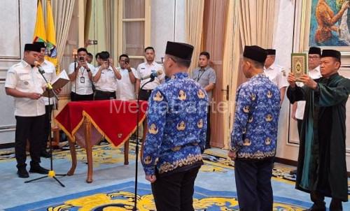 Wali Kota Cilegon, Robinsar melantik Sekretaris DPRD dan Inspektur Kota Cilegon. Foto Daeng Yusvin