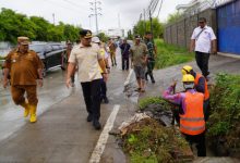 Wali Kota Cilegon, Robinsar meninjau 3 lokasi banjir di Ciwandan. Foto Daeng Yusvin