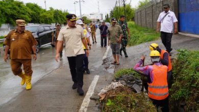 Wali Kota Cilegon, Robinsar meninjau 3 lokasi banjir di Ciwandan. Foto Daeng Yusvin