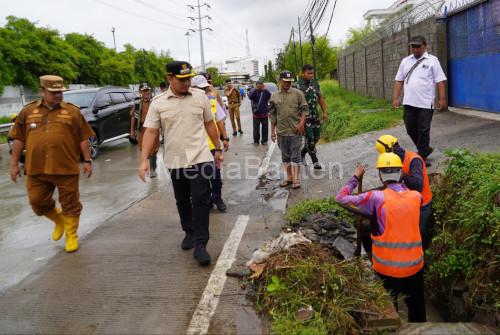 Wali Kota Cilegon, Robinsar meninjau 3 lokasi banjir di Ciwandan. Foto Daeng Yusvin