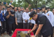 Wali Kota Cilegon, Robinsar menandatangani monumen Siber Indonesia. Foto Daeng Yusvin