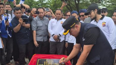 Wali Kota Cilegon, Robinsar menandatangani monumen Siber Indonesia. Foto Daeng Yusvin