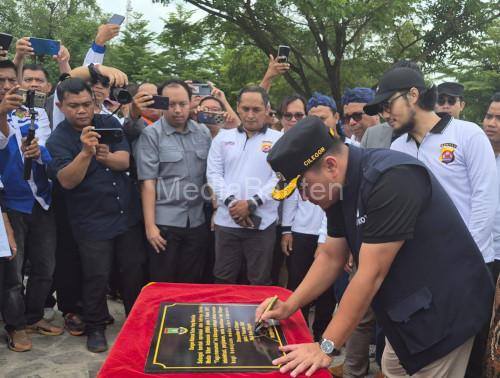 Wali Kota Cilegon, Robinsar menandatangani monumen Siber Indonesia. Foto Daeng Yusvin