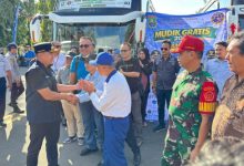 Wali Kota Cilegon, Robinsar menyalami peserta mudik gratis. Foto Antara