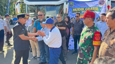 Wali Kota Cilegon, Robinsar menyalami peserta mudik gratis. Foto Antara