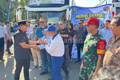 Wali Kota Cilegon, Robinsar menyalami peserta mudik gratis. Foto Antara