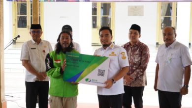 Wali Kota Cilegon, Robinsar bersama pengemudi ojek online. Foto Daeng Yusvin