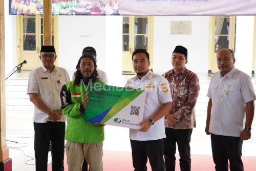 Wali Kota Cilegon, Robinsar bersama pengemudi ojek online. Foto Daeng Yusvin