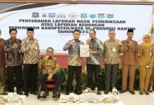 Wali Kota Cilegon, Robinsar bersama Wakilnya, Fajar Hadi Prabowo usai menerima opini WTP. Foto Daeng Yusvin