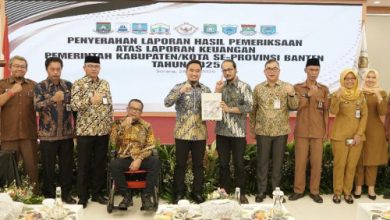 Wali Kota Cilegon, Robinsar bersama Wakilnya, Fajar Hadi Prabowo usai menerima opini WTP. Foto Daeng Yusvin