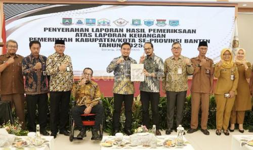 Wali Kota Cilegon, Robinsar bersama Wakilnya, Fajar Hadi Prabowo usai menerima opini WTP. Foto Daeng Yusvin