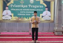 Wali Kota Cilegon, Robinsar melantik Pengurus DKM Nurul Ikhlas Cilegon. Foto Daeng Yusvin