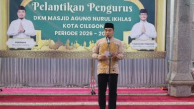 Wali Kota Cilegon, Robinsar melantik Pengurus DKM Nurul Ikhlas Cilegon. Foto Daeng Yusvin