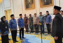 Wali Kota Cilegon, Robinsar melantik pejabat eselin II. Foto Daeng Yusvin