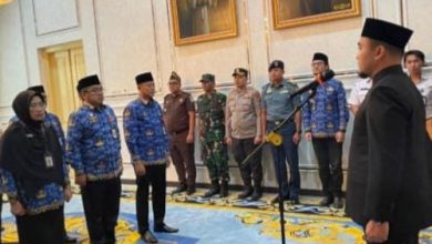 Wali Kota Cilegon, Robinsar melantik pejabat eselin II. Foto Daeng Yusvin