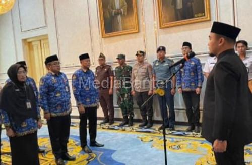 Wali Kota Cilegon, Robinsar melantik pejabat eselin II. Foto Daeng Yusvin