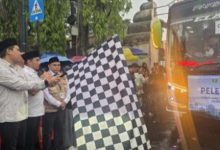 Wali Kota Cilegon, Robinsar melepas calon haji. Foto Daeng Yusvin