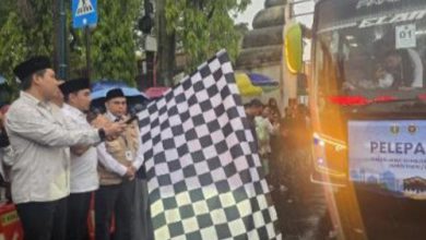 Wali Kota Cilegon, Robinsar melepas calon haji. Foto Daeng Yusvin