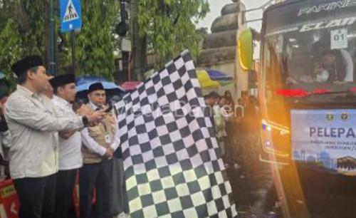 Wali Kota Cilegon, Robinsar melepas calon haji. Foto Daeng Yusvin